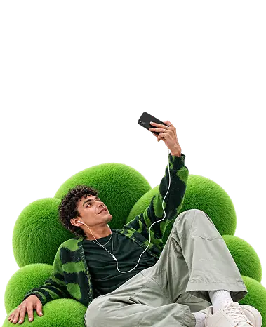 Pessoa usando o celular em um sofá verde Nio